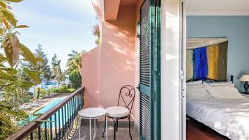 Kahden hengen standard-huone, näköala uima-altaalle | 1 makuuhuone, tallelokero huoneessa, yksilöllisesti sisustettu