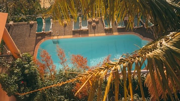 Piscine extérieure, parasols de plage, chaises longues