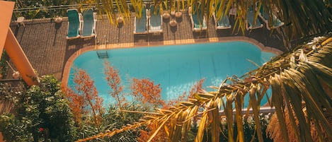 Piscine extérieure, parasols de plage, chaises longues