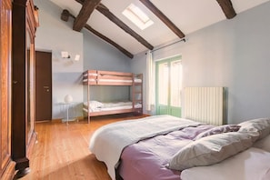 Camera familiare, 2 camere da letto | Ferro/asse da stiro, letti aggiuntivi, Wi-Fi gratuito, lenzuola