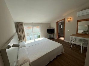 1 bedroom, in-room safe, blackout curtains, iron/ironing board - Aparthotel Pinosol (Javea)