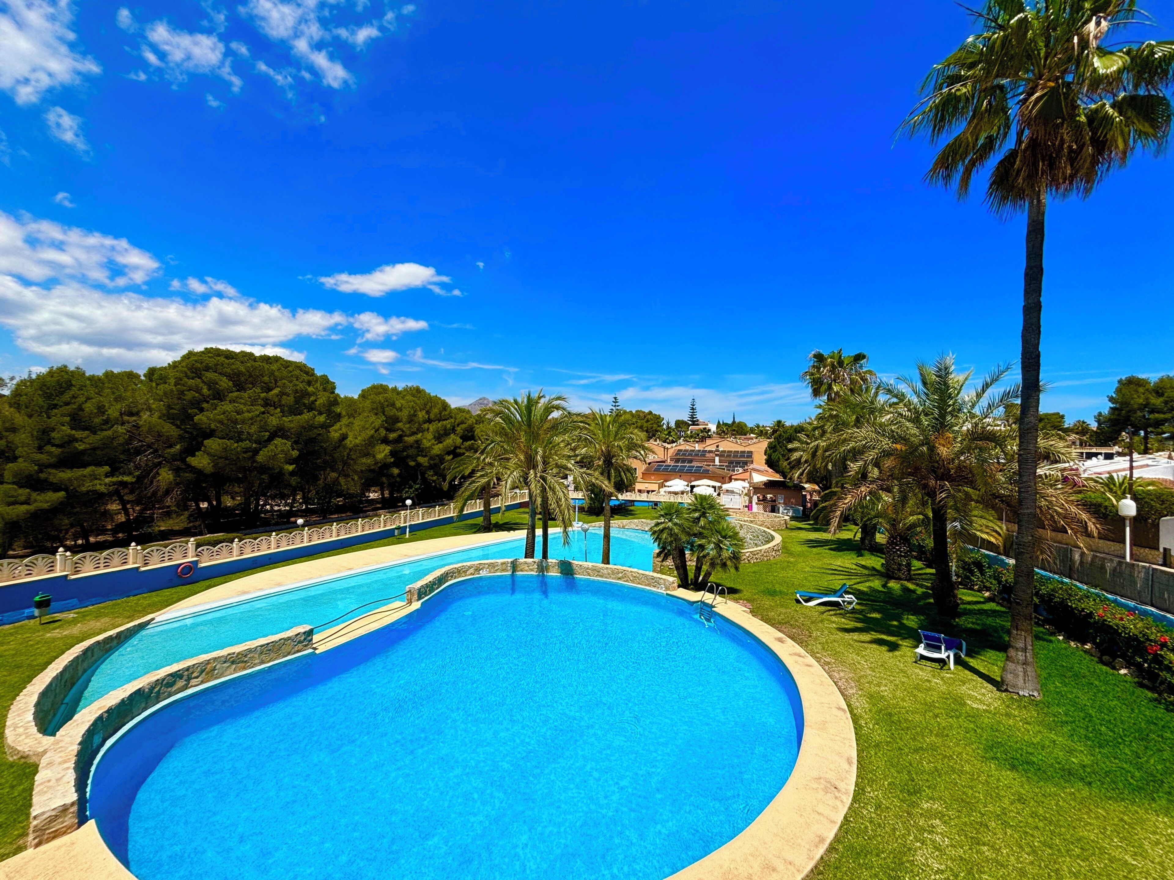 Piscina externa sazonal, espreguiçadeiras