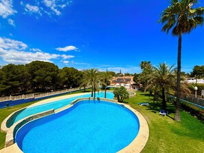 季節性室外泳池；躺椅