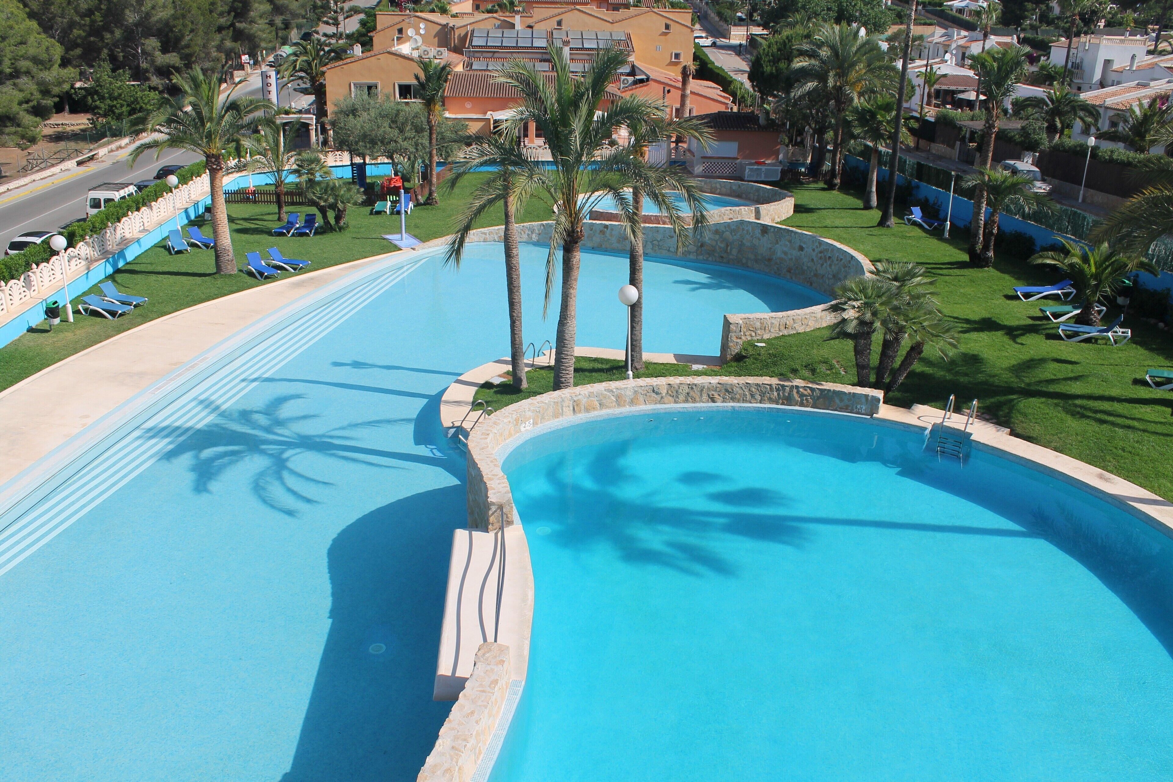 Seasonal outdoor pool, sun loungers