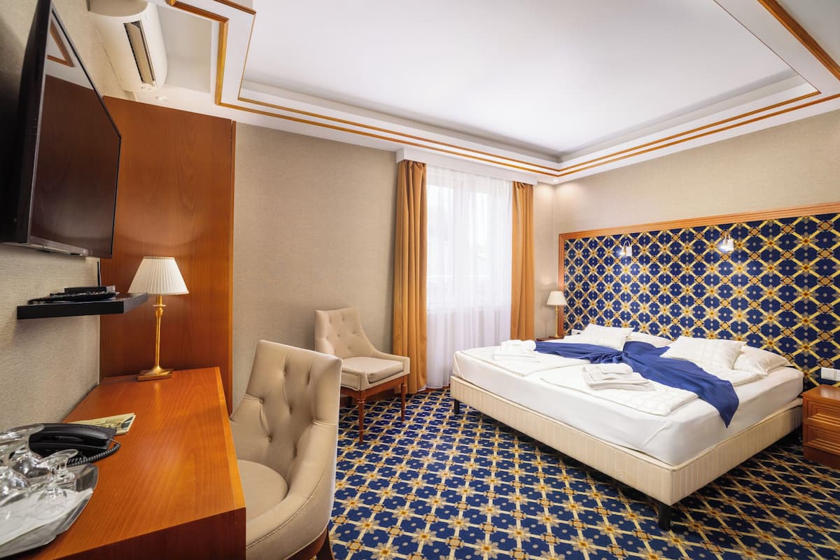 comfort double or twin room | minibar, in-room safe, desk, blackout curtains