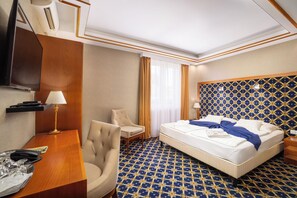 Phòng đôi hoặc 2 giường đơn tiện nghi đơn giản | Minibar, két bảo mật tại phòng, bàn, màn/rèm cản sáng 