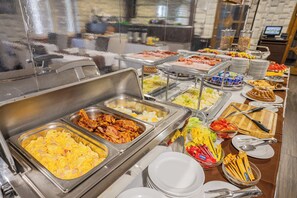 En buffet med forskellige retter og bestik.