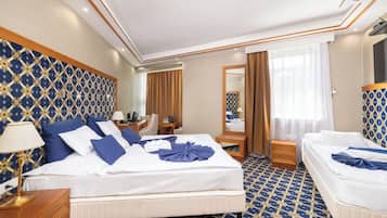 Junior Studio Suite, 1 Bedroom | Minibar, in-room safe, desk, blackout curtains