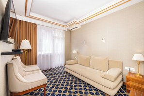 Studio Suite Superior | Minibar, két bảo mật tại phòng, bàn, màn/rèm cản sáng 