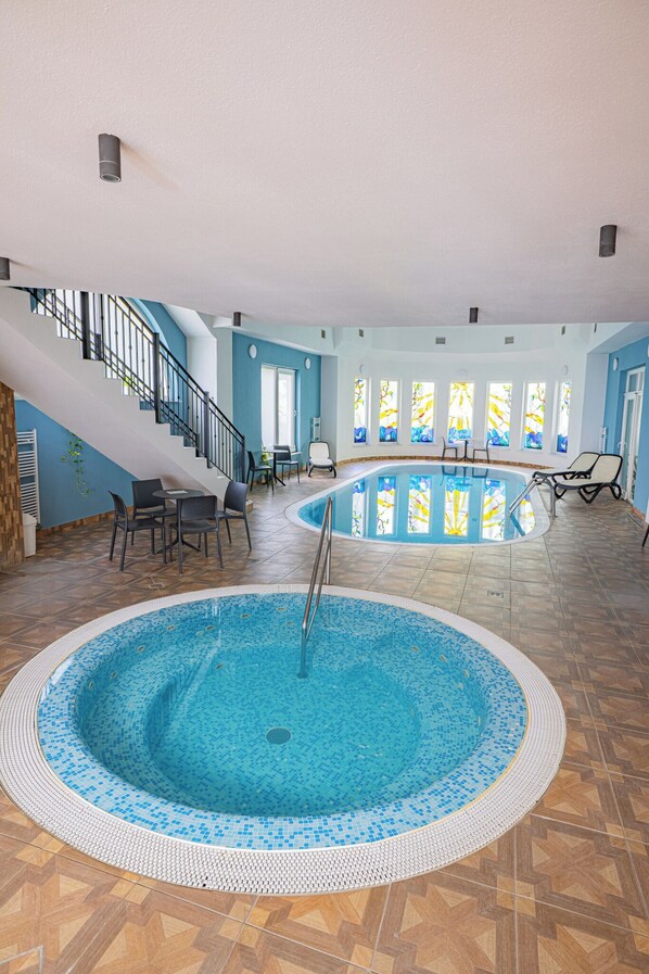 2 Innenpools, geöffnet von 20:00 Uhr bis 22:00 Uhr, Liegestühle