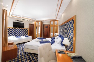 Junior Studio Suite, 1 Bedroom | Minibar, in-room safe, desk, blackout drapes