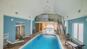 2 piscines couvertes, chaises longues