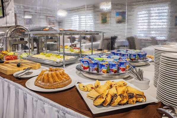 Free daily buffet breakfast