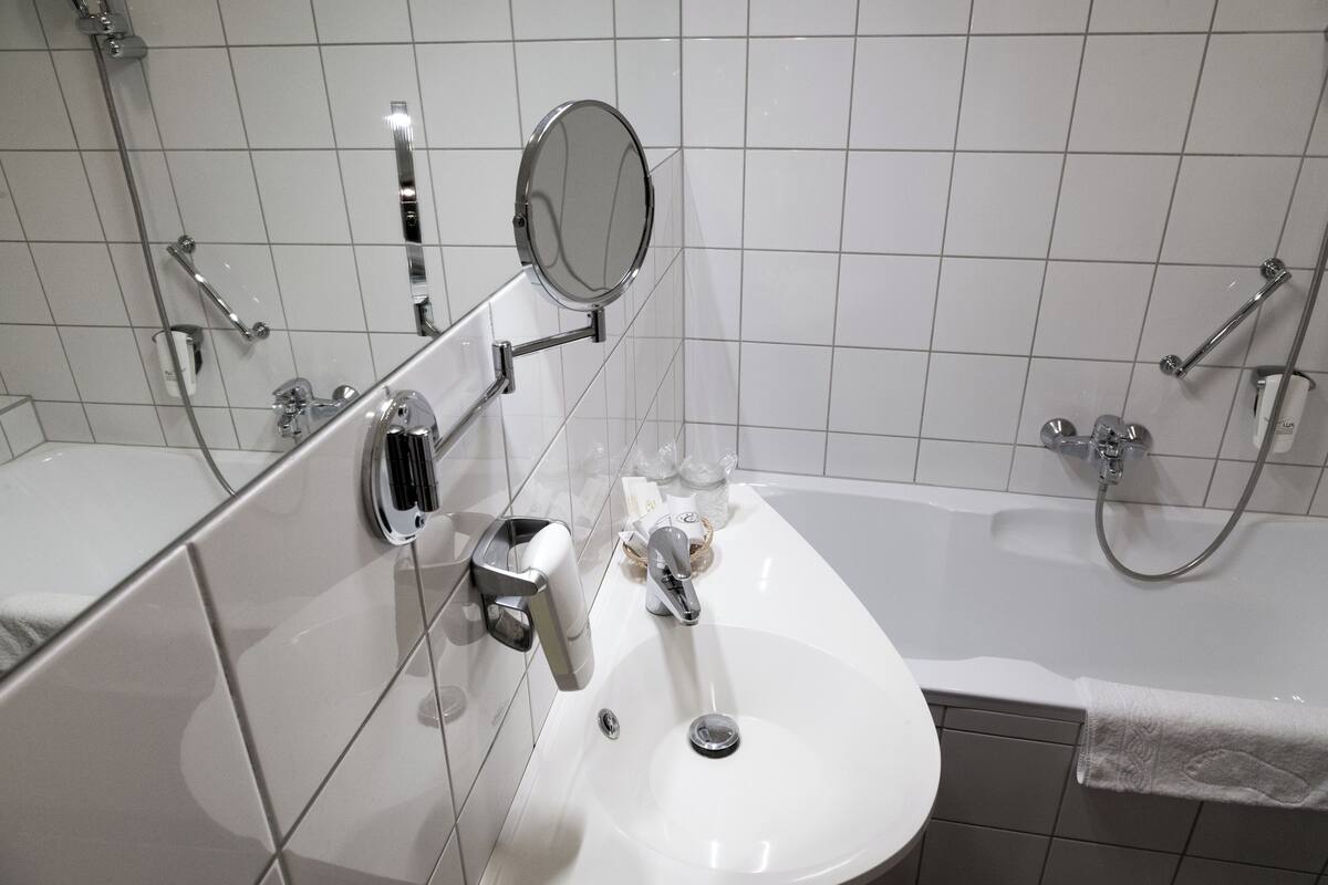 comfort single room | bathroom | free toiletries, hair dryer, bathrobes, slippers