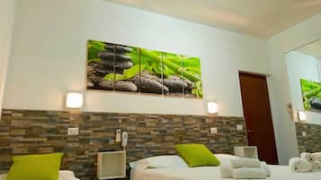 Quarto triplo básico, 1 quarto | Edredons de pluma, cofres nos quartos, escrivaninha, Wi-Fi de cortesia