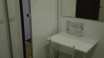 Quarto solteiro econômico | Edredons de pluma, cofres nos quartos, escrivaninha, Wi-Fi de cortesia