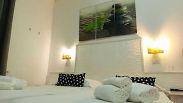 Basic-Doppelzimmer, 1 Doppelbett oder 2 Einzelbetten, Nichtraucher | Daunenbettdecken, Zimmersafe, Schreibtisch, kostenloses WLAN