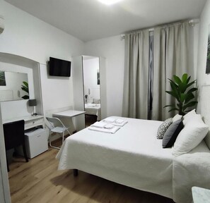 Basic Double Room, 1 Double or 2 Single Beds, Non Smoking | Down duvets, in-room safe, desk, free WiFi - Hotel Birillo (La Spezia)