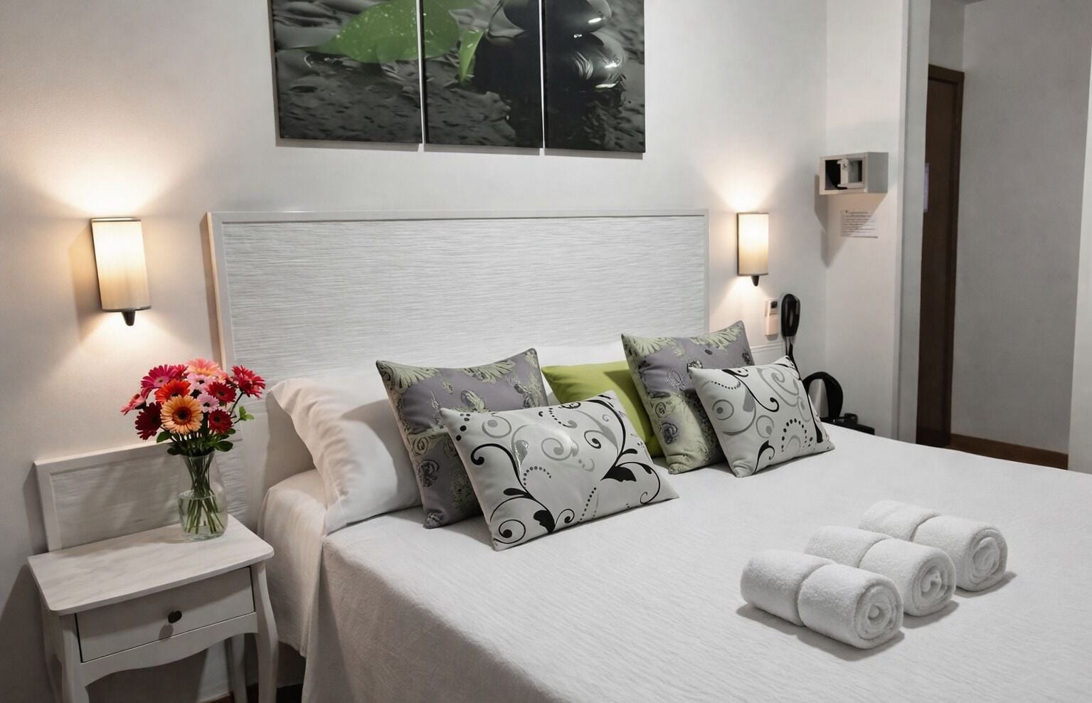 Eenvoudige tweepersoonskamer, 1 tweepersoonsbed of 2 eenpersoonsbedden, niet-roken | Donsdekens, een kluis op de kamer, een bureau, gratis wifi