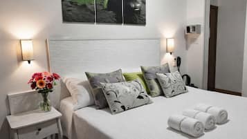 Eenvoudige tweepersoonskamer, 1 tweepersoonsbed of 2 eenpersoonsbedden, niet-roken | Donsdekens, een kluis op de kamer, een bureau, gratis wifi