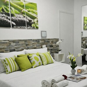 Habitación triple básica, 1 habitación | Edredón, caja de seguridad en la habitación, escritorio y wifi gratis 