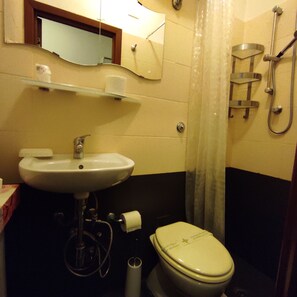 Economy Single Room | Bathroom | Shower, free toiletries, towels - Hotel Birillo (La Spezia)