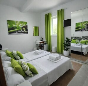 Basic Double Room, 1 Double or 2 Single Beds, Non Smoking | Down duvets, in-room safe, desk, free WiFi - Hotel Birillo (La Spezia)
