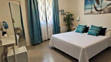 Doppia Basic, 1 letto matrimoniale o 2 letti singoli, non fumatori | Copriletto in piuma, una cassaforte in camera, una scrivania