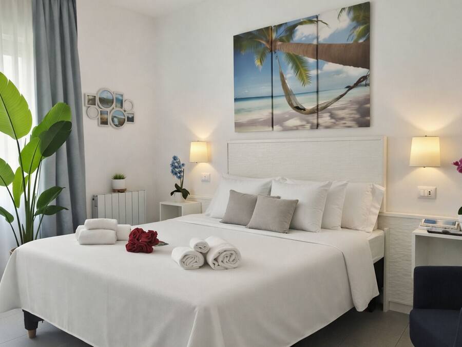 Quarto casal básico, 1 cama de casal ou 2 camas de solteiro, para não fumantes | Edredons de pluma, cofres nos quartos, escrivaninha, Wi-Fi de cortesia