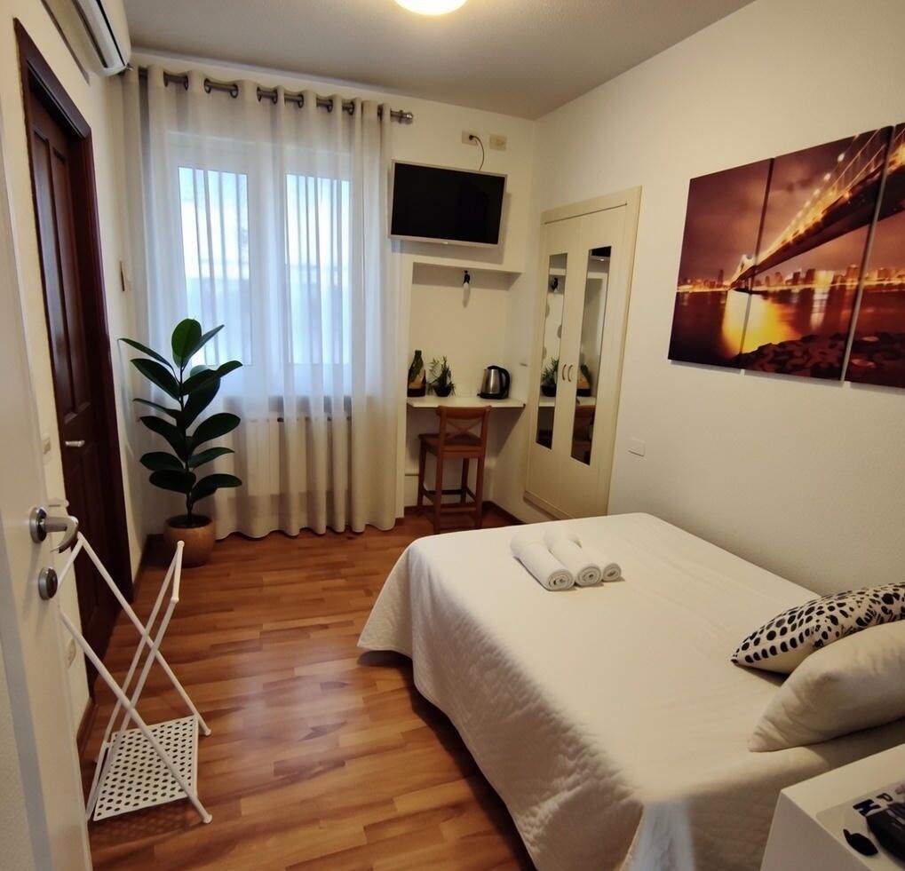 Basic Single Room, Non Smoking | Down duvets, in-room safe, desk, free WiFi