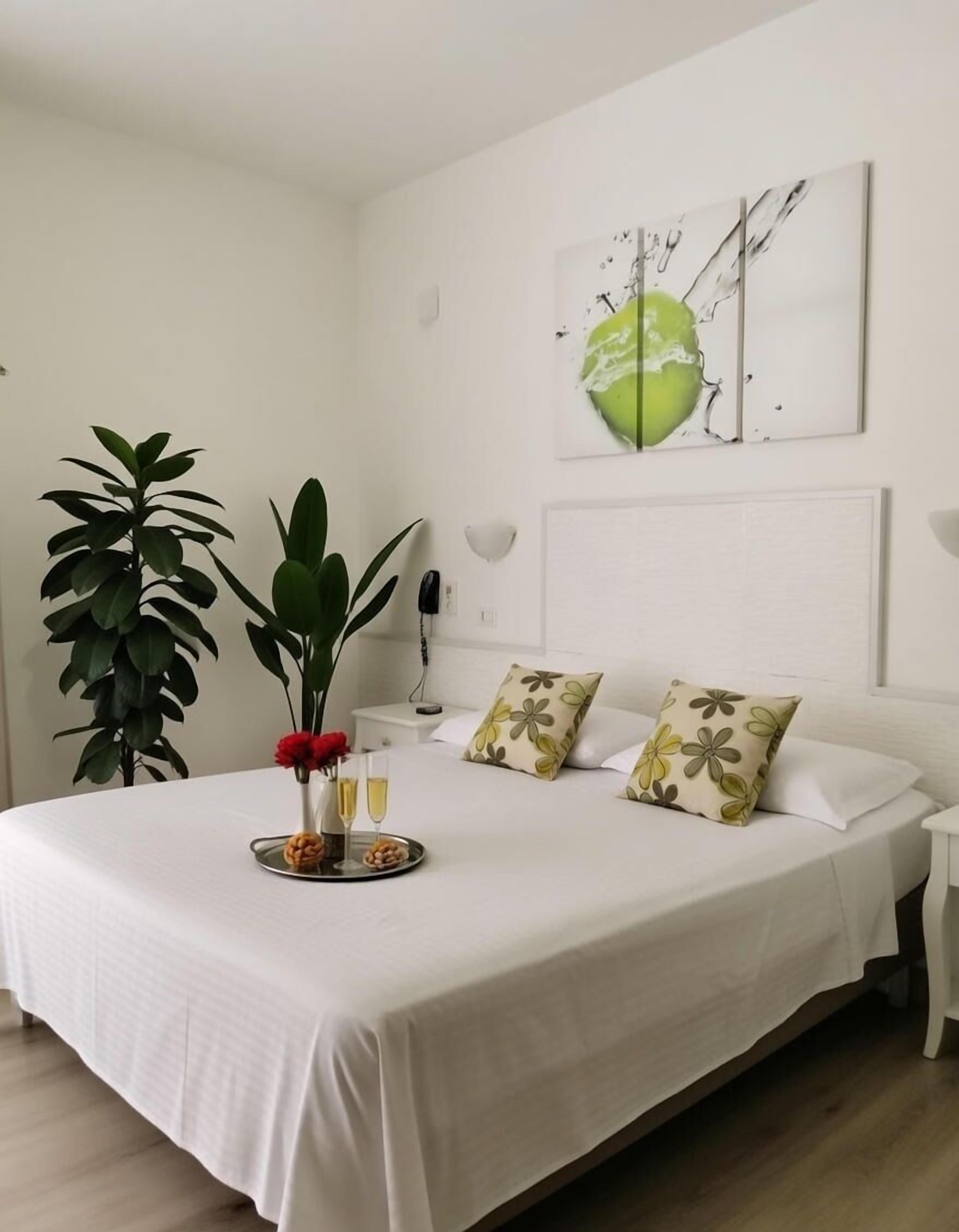 Basic-Doppelzimmer, 1 Doppelbett oder 2 Einzelbetten, Nichtraucher | Daunenbettdecken, Zimmersafe, Schreibtisch, kostenloses WLAN