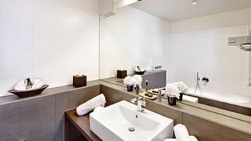 Junior suite, balkon (Seidenstrasse) | Badkamer | Een douche, een regendouche, designer toiletartikelen, een haardroger