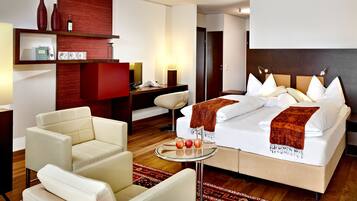 Junior suite, balkon (Seidenstrasse) | Lakens van Egyptisch katoen, luxe beddengoed, donsdekens, een minibar