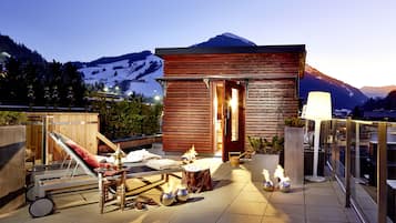 Couples treatment rooms, sauna, spa tub, steam room, hot springs