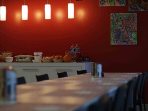 Café da manhã com buffet todos os dias mediante uma taxa