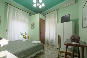 ห้องดับเบิล | เครื่องนอนระดับพรีเมียม, โต๊ะทำงาน, ห้องเก็บเสียง, เตารีด/โต๊ะรีดผ้า