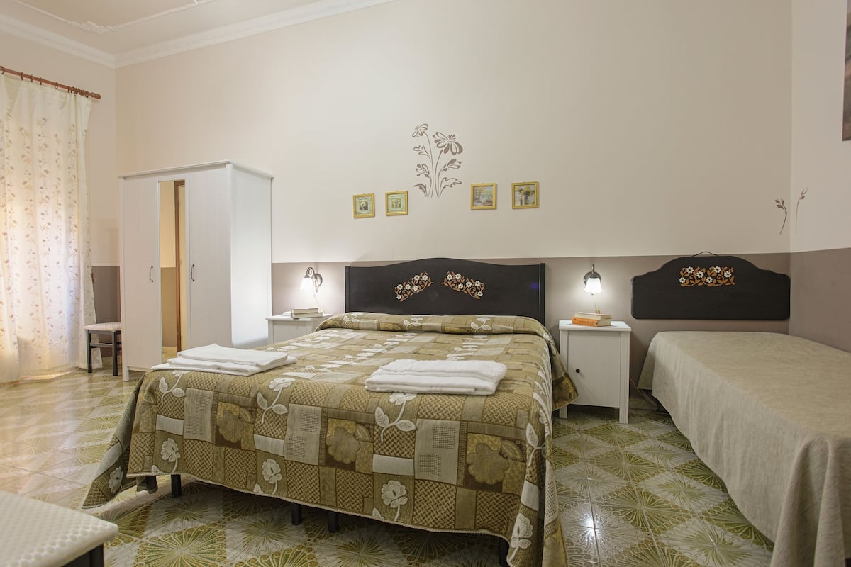 Triple Room | Premium bedding, desk, soundproofing, iron/ironing board