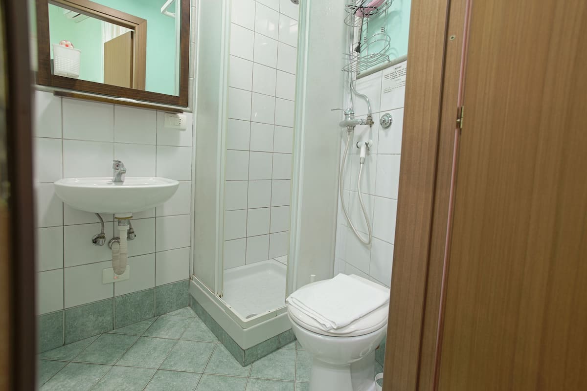Double Room | Bathroom | Free toiletries, hair dryer, bathrobes, towels