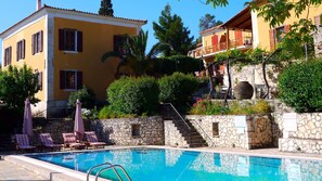 Hồ bơi ngoài trời phục vụ theo mùa, dù/ô trên bãi biển/hồ bơi 