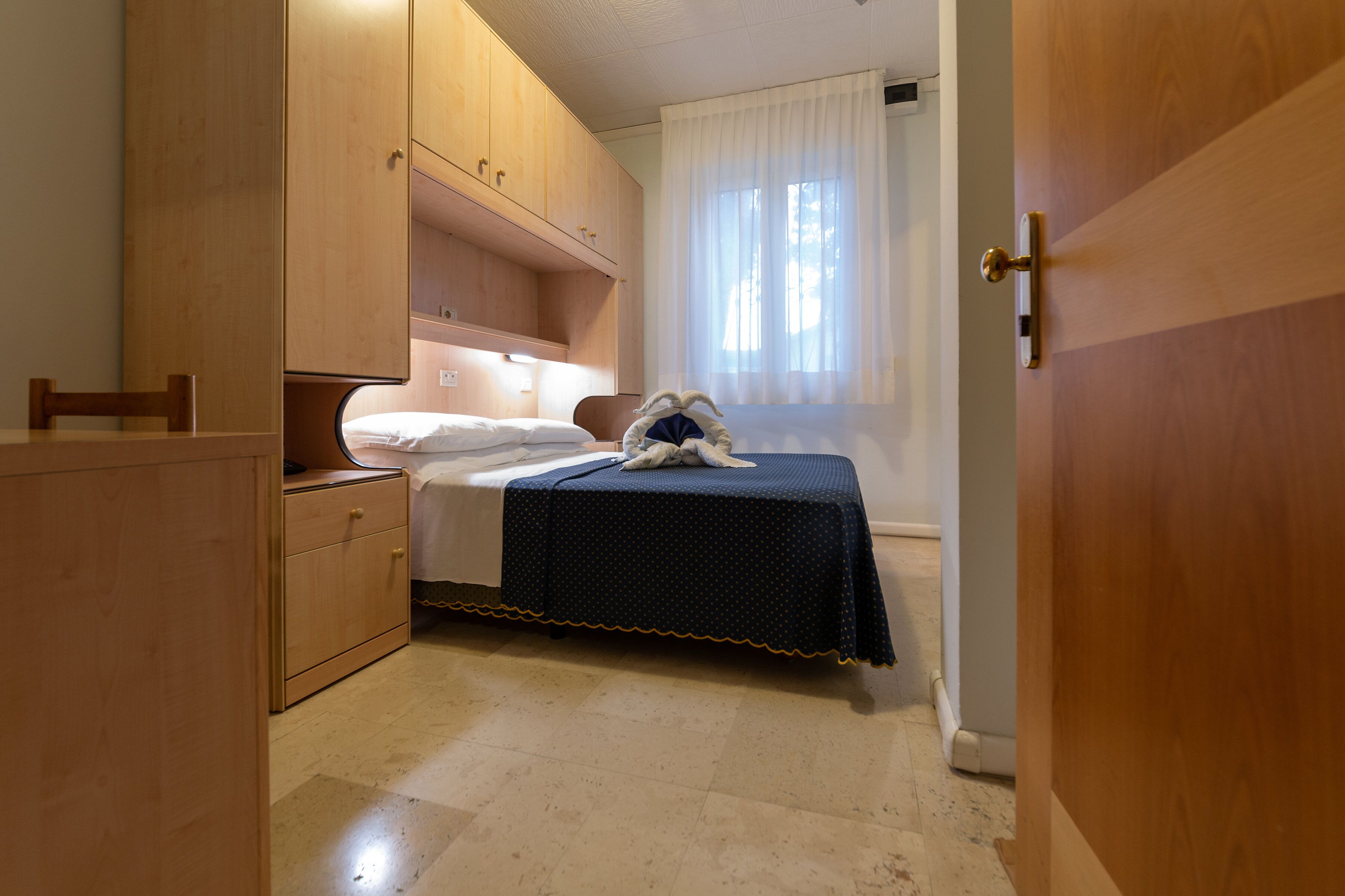 double room, 1 large single bed | pillow-top beds, minibar, in-room safe, desk