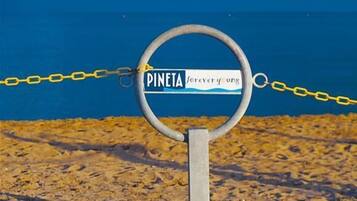 Una spiaggia nelle vicinanze