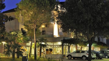 Façade de lâhĂ©bergement - soirĂ©e/nuit