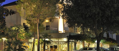 Fassade der Unterkunft – Abend/Nacht