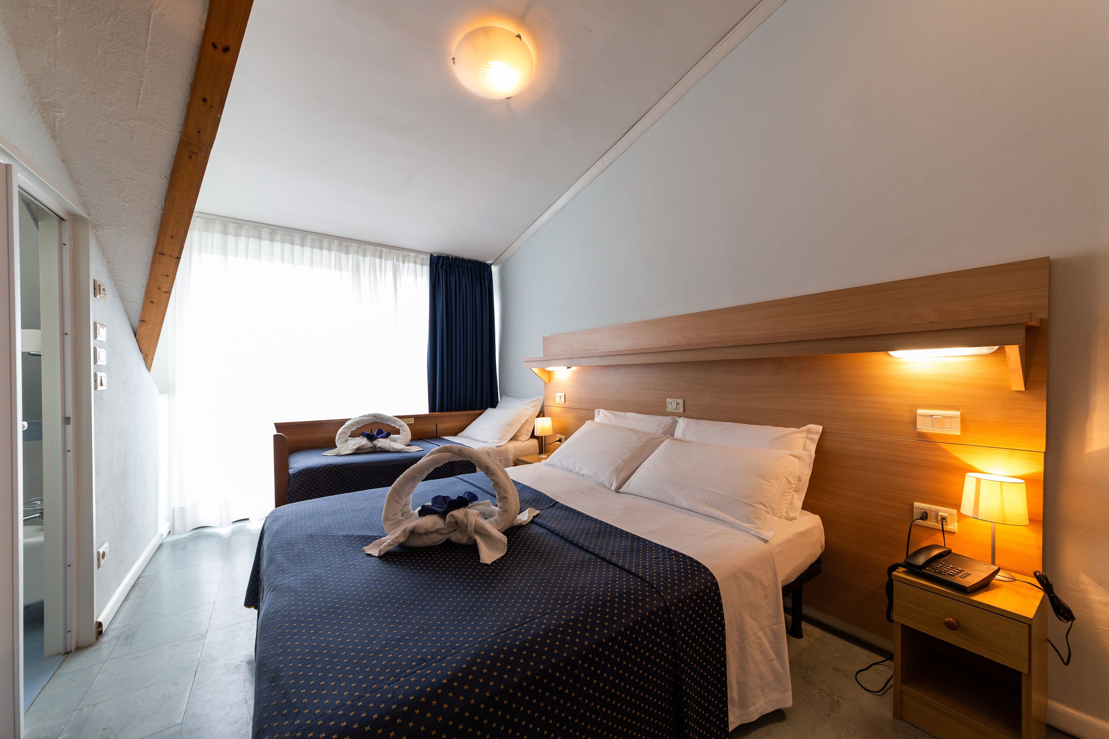triple room | pillow-top beds, minibar, in-room safe, desk