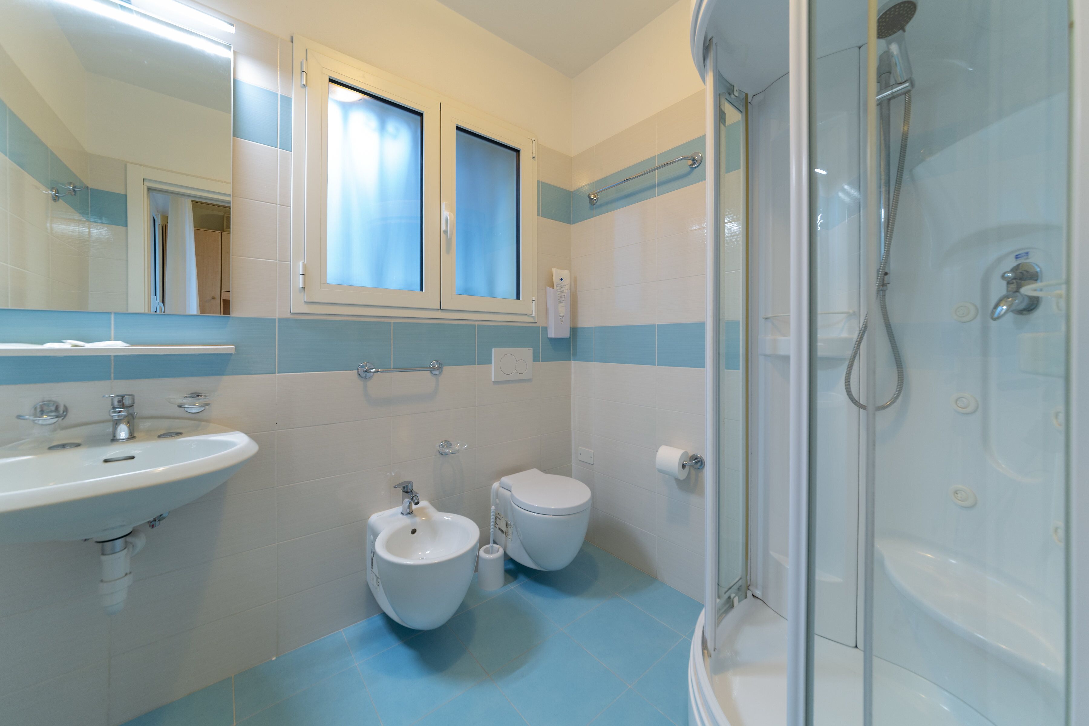 double room, 1 large single bed | bathroom | shower, hair dryer, towels