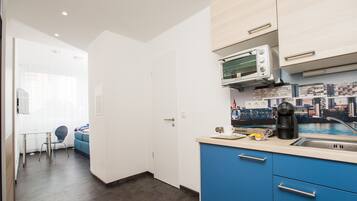 Full-sized fridge, microwave, oven, stovetop