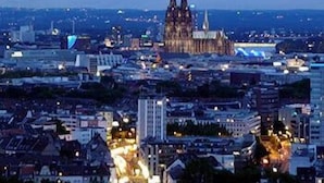 A cityscape with a prominent cathedral at dusk. - Design Sleepy Cologne (Cologne)