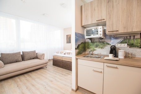 Refrigerador con freezer, microondas, horno, placa de cocina