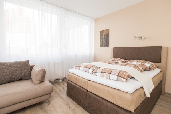 أغطية فراش متميزة ومكتب وتجهيزات عازلة للصوت ومكواة/لوح كي