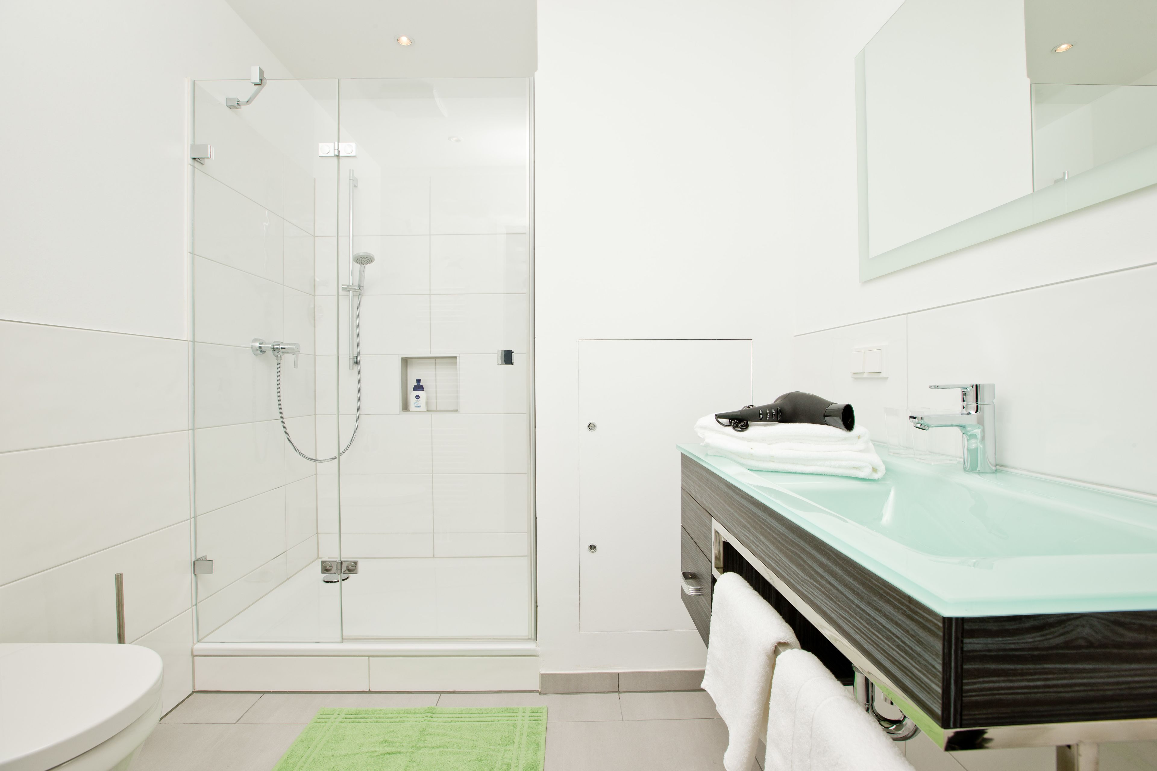 ดีไซน์สตูดิโอ | ห้องน้ำ | ฝักบัว, ของใช้ในห้องน้ำฟรี, ไดร์เป่าผม, ผ้าเช็ดตัว